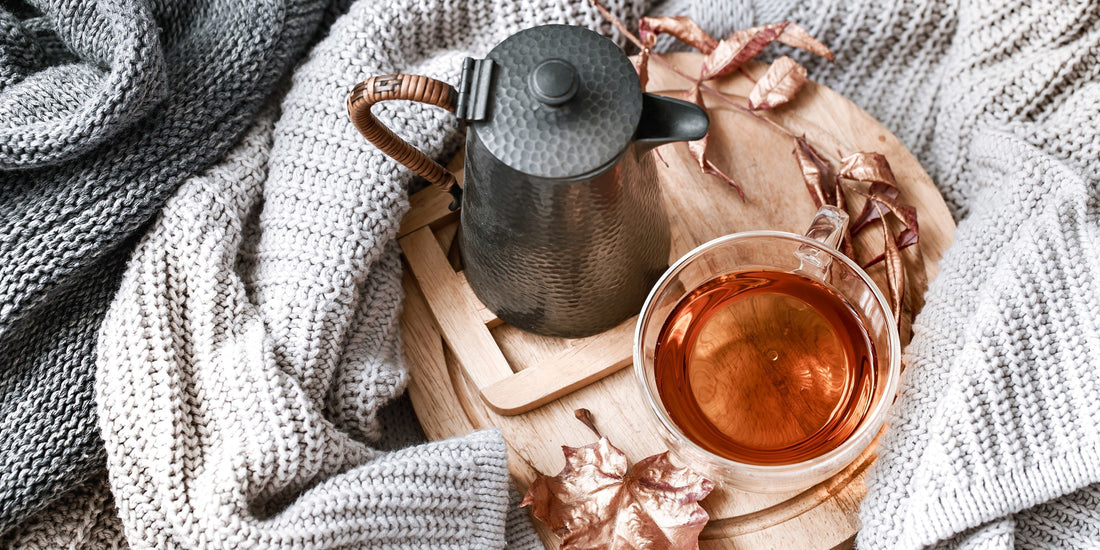 Mesa de tarde con taza de té de hoja entera y luz natural cálida — afternoon tea Tea Forté