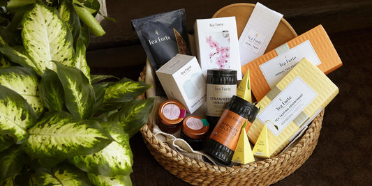 Cesta de regalo con té Tea Forté envuelta con cuidado editorial
