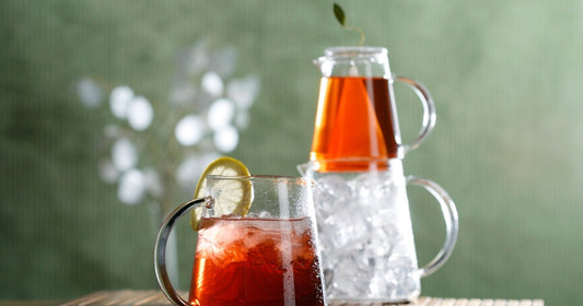 Té helado Tea Forté servido en jarra de cristal con hielo y fruta fresca