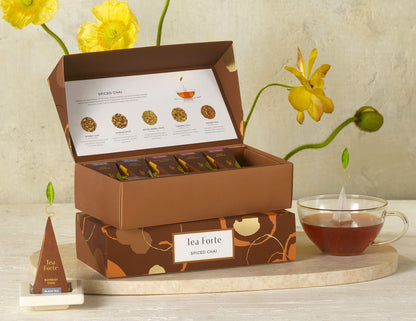 Spiced Chai - 10 Pirámides, caja abierta en la mesa de té | Tea Forté México