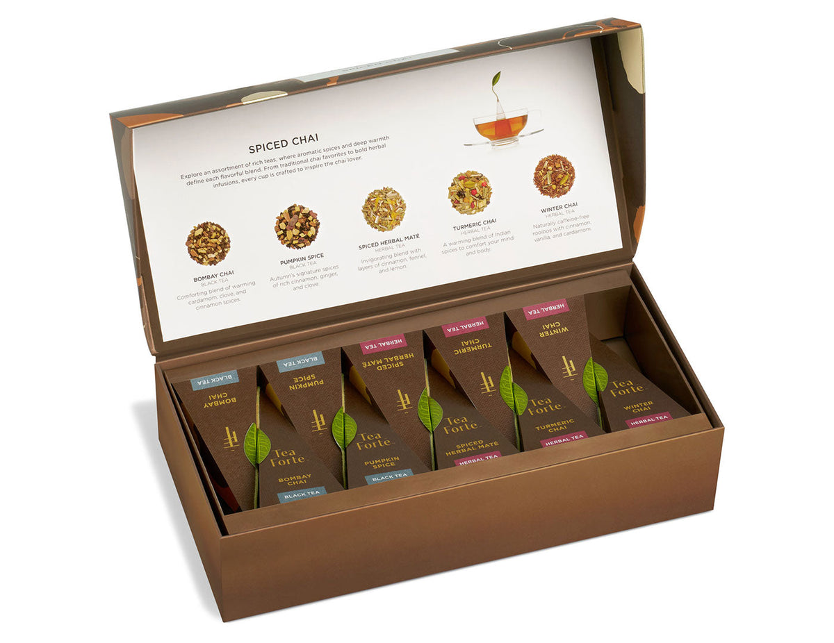 Spiced Chai - 10 Pirámides, caja abierta con el menú de degustación | Tea Forté México